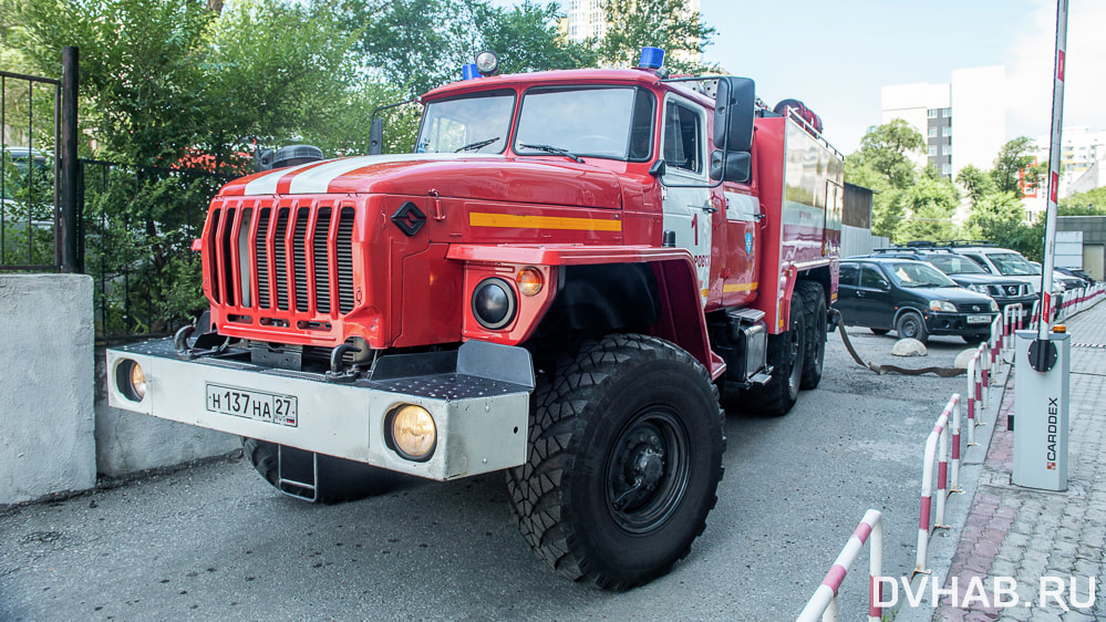 Женщину и ребенка эвакуировали из горящего дома на Аксёнова