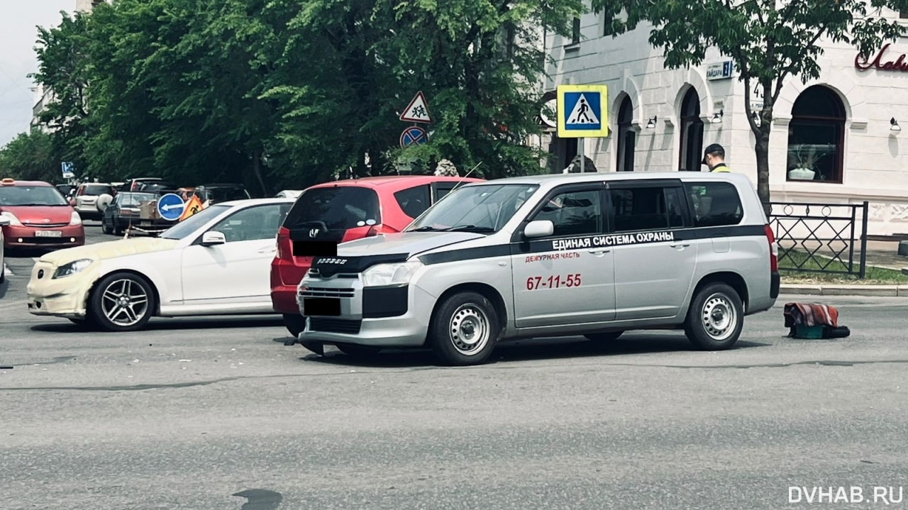 Toyota Probox и Honda Fit столкнулись у парка Гайдара (ФОТО)