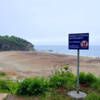 Табличка на трёх языках на Стеклянном пляже. Фото: Дирекция общественных пространств — newsvl.ru