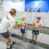 Перед погружением тренер помогает надеть приспособления, поддерживающие детей в воде — newsvl.ru
