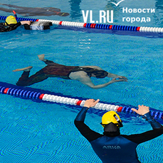 Щинова под водой бассейн