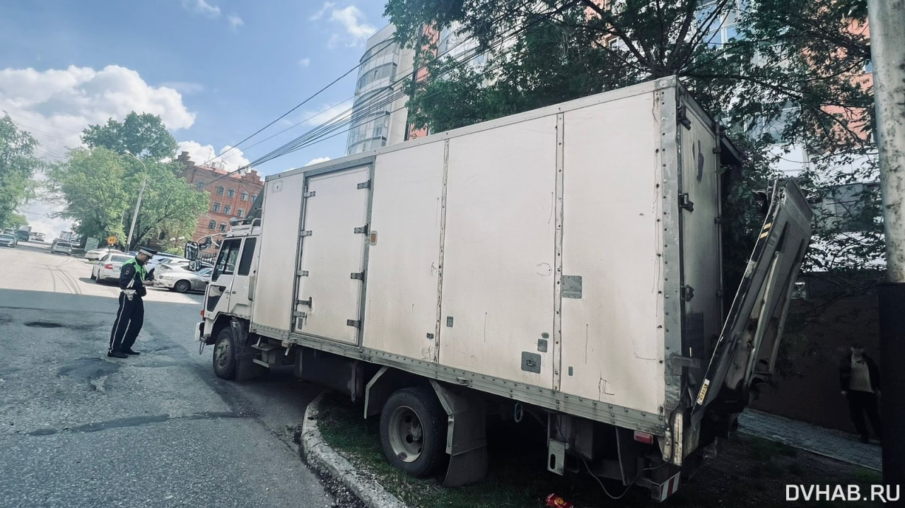 Отказали тормоза: столб, Haval и Lexus повредил грузовик на Комсомольской (ФОТО)