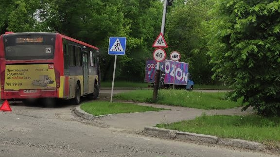 Автобус застрял в яме на разбитой дороге в поселке Горького