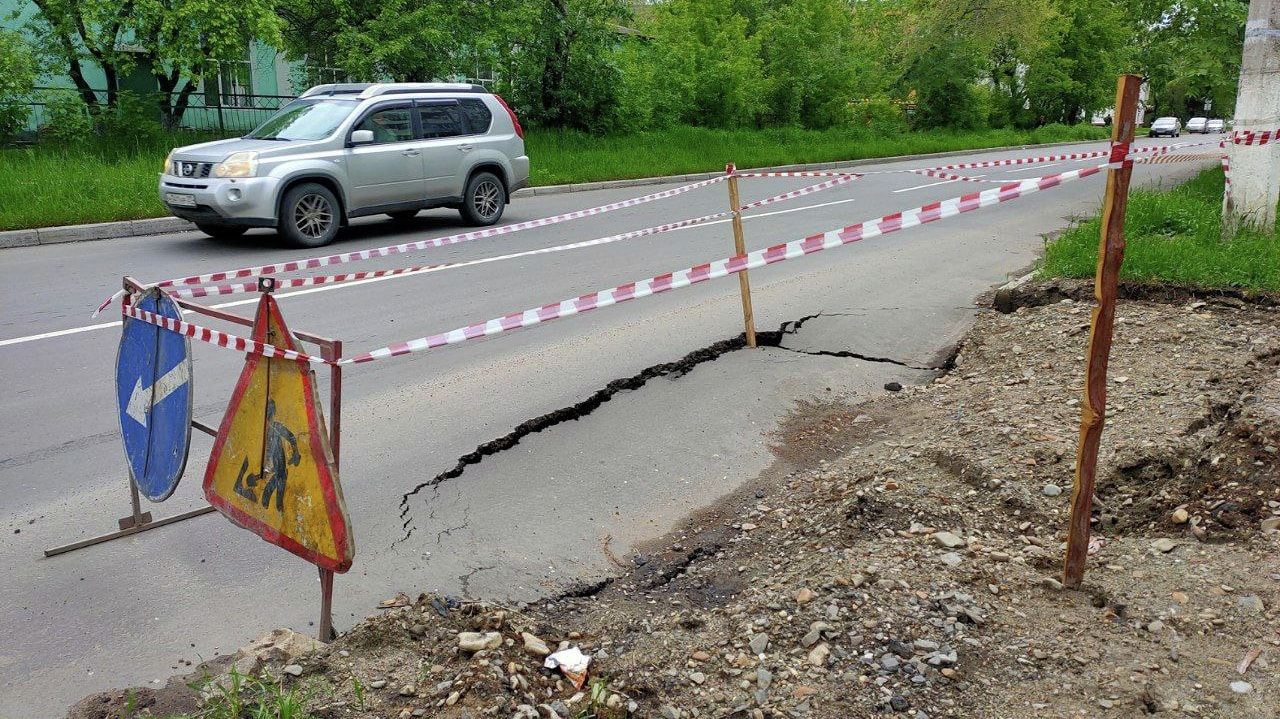 Специфика местных грунтов: свежеотремонтированная дорога провалилась в Комсомольске (ФОТО)