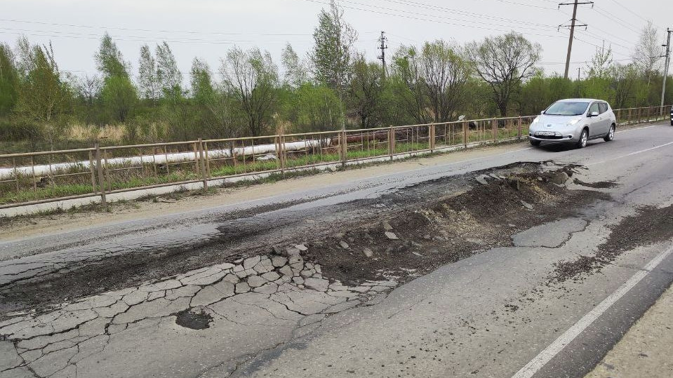 Из-за разбитой большегрузами дороги пригород Хабаровска остался без автобуса (ФОТО)