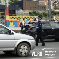 Центр Владивостока закольцевался в пробку, а разгружать его помогают сотрудники ГИБДД