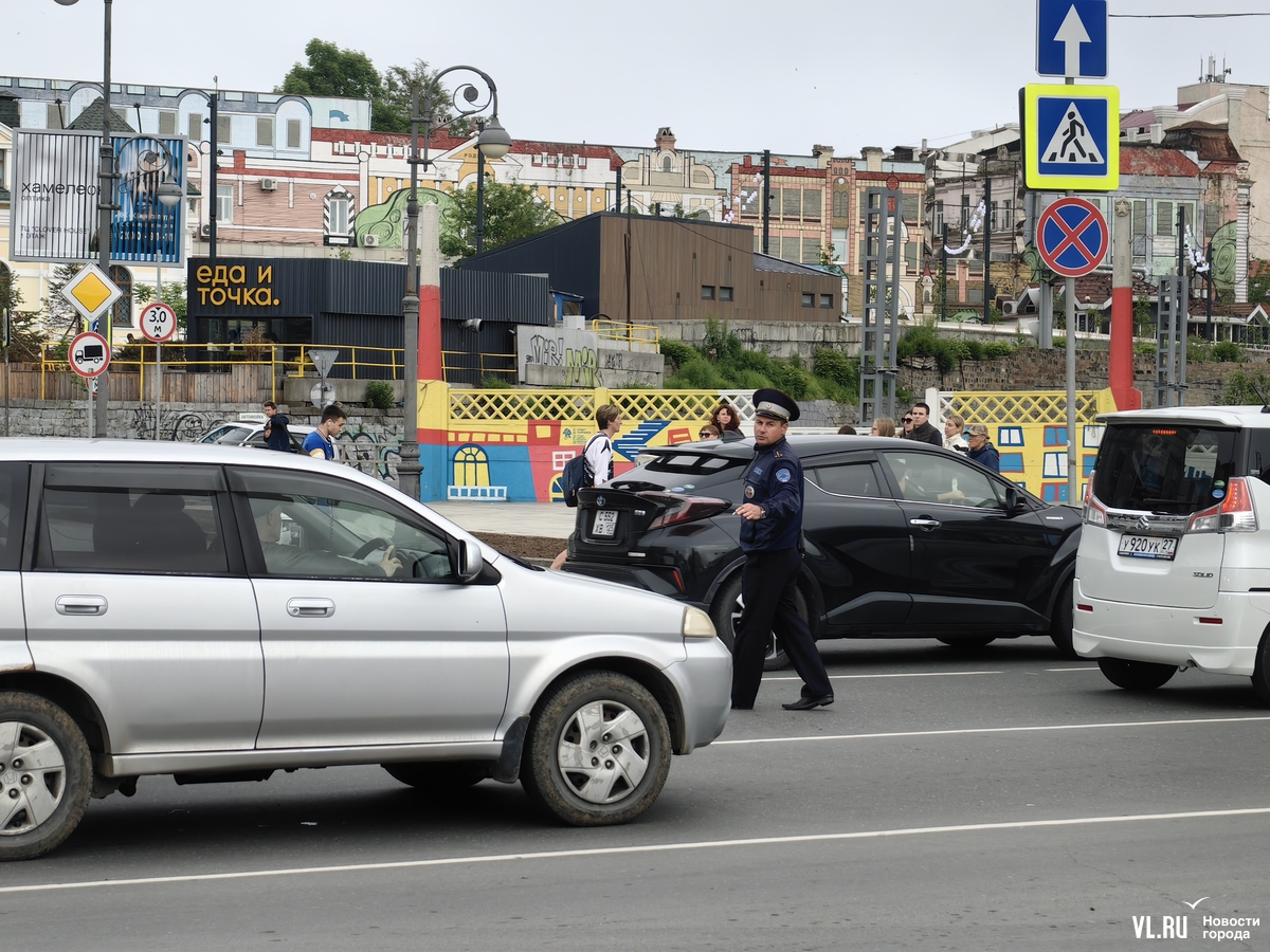 Центр Владивостока закольцевался в пробку, а разгружать его помогают  сотрудники ГИБДД – Новости Владивостока на VL.ru