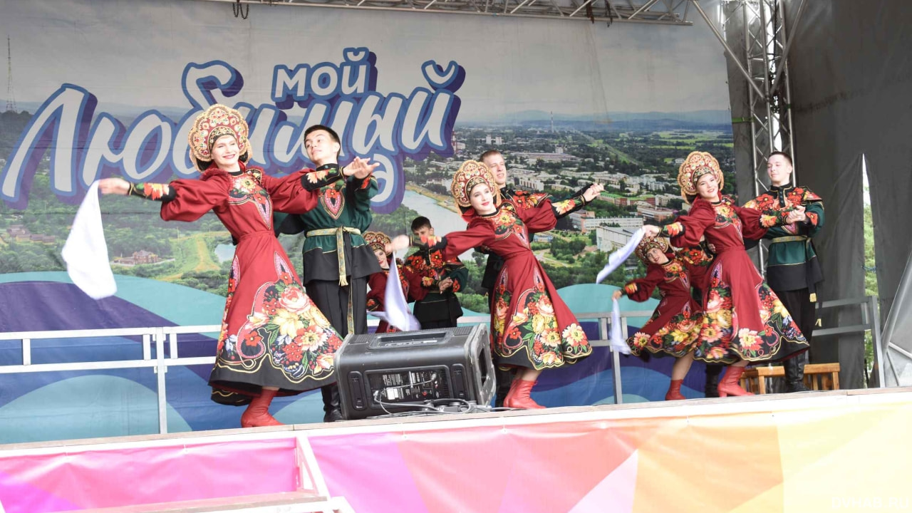 Хабаровские танцоры выступили в Биробиджане на Дне России (ФОТО)