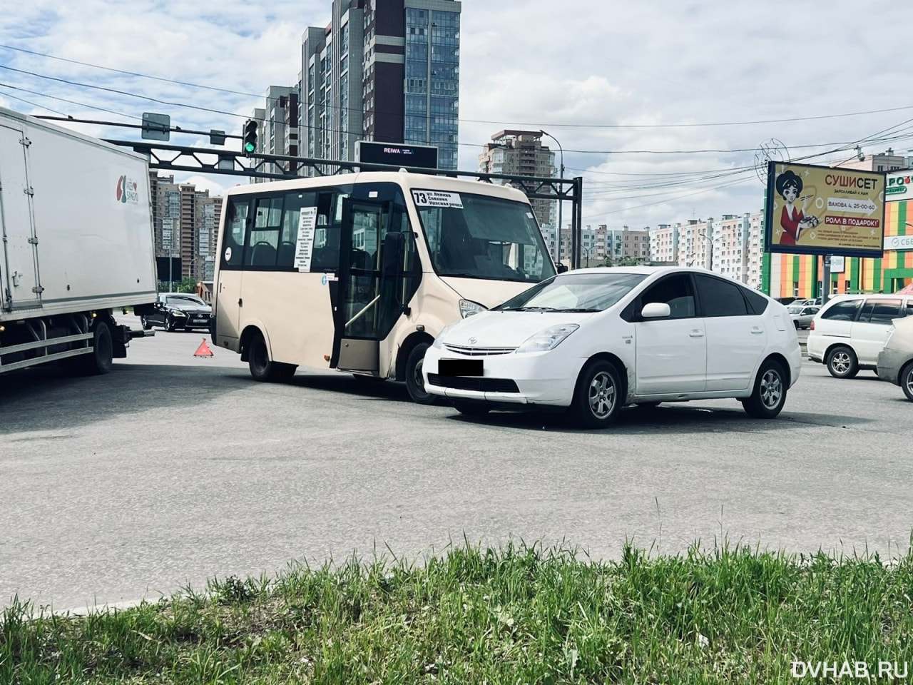 Toyota Prius столкнулся с автобусом № 73 на Павла Морозова (ФОТО;  ОБНОВЛЕНИЕ) — Новости Хабаровска