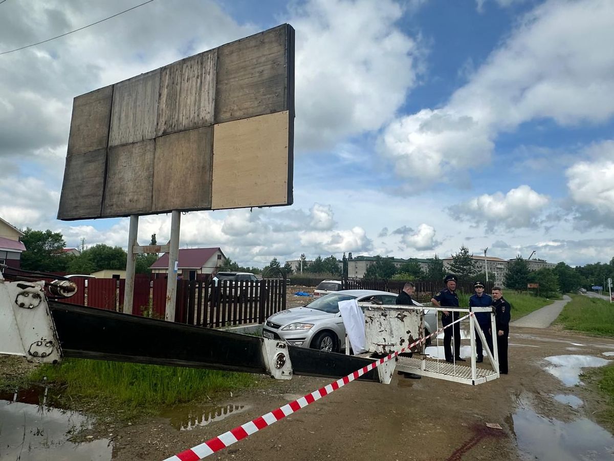 В Арсеньеве при установке рекламного щита от удара током погиб рабочий,  другой госпитализирован – Новости Владивостока на VL.ru