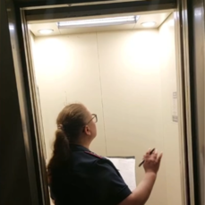 Во Владивостоке возбудили уголовное дело после падения потолка лифта на женщину