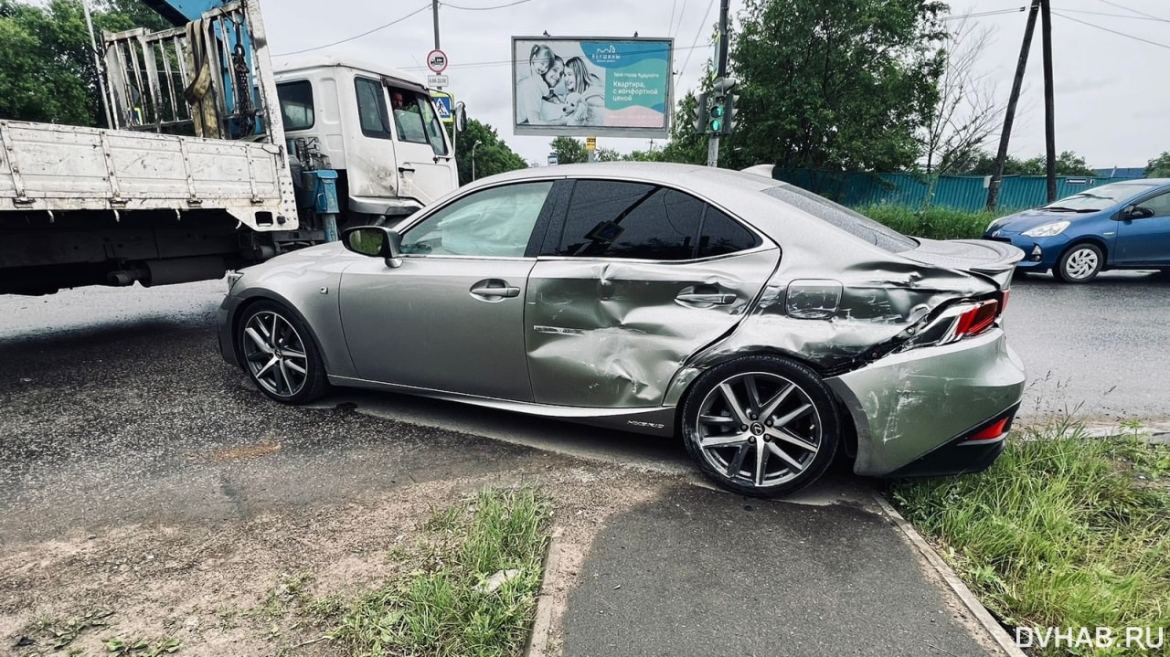 Не поняли друг друга: автобус и Lexus столкнулись на Совхозной (ФОТО)