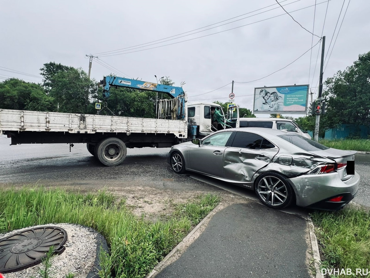 Не поняли друг друга: автобус и Lexus столкнулись на Совхозной (ФОТО) —  Новости Хабаровска