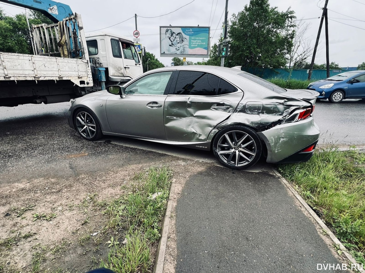 Не поняли друг друга: автобус и Lexus столкнулись на Совхозной (ФОТО) —  Новости Хабаровска