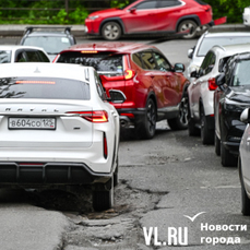 «Молодые жизнь начинают с колдобин»: во Владивостоке новобрачные, их гости и таксисты ругают дорогу к Ленинскому ЗАГСу   