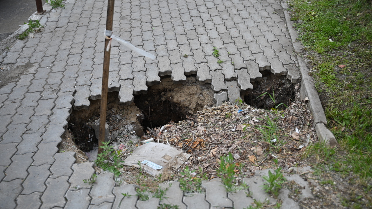 Двухлетний провал: в яму на Волочаевской сползает тротуар (ФОТО)