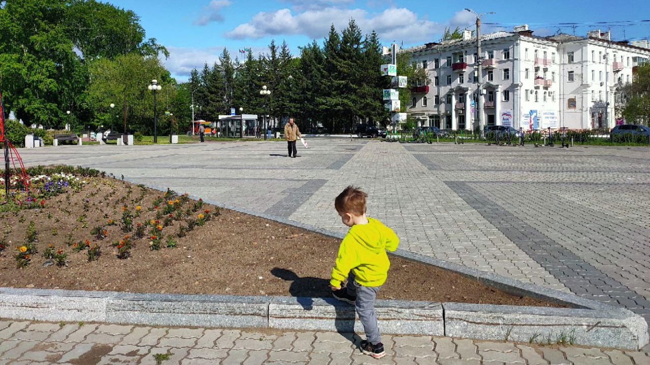Так было задумано: клумбы на площади Юности в Комсомольске засажены не полностью (ФОТО)