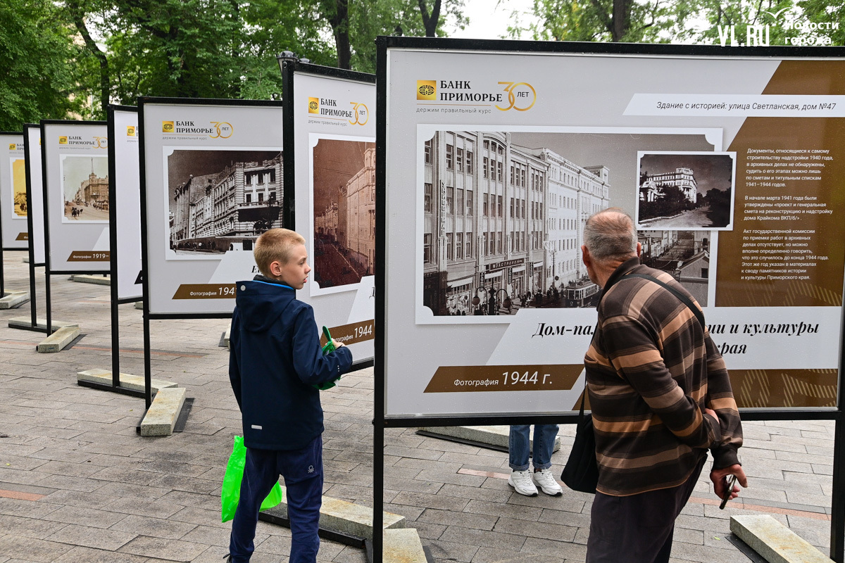 Изумительная архитектура и тайное подземелье: в Адмиральском сквере  открылась выставка редчайших фотографий здания банка на Светланской –  Новости Владивостока на VL.ru