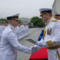 Выпускники ТОВВМУ торжественно получили дипломы, кортики и звания на Корабельной набережной Владивостока