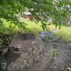 Жители улицы Невельского жалуются на текущую с косогора во двор канализацию