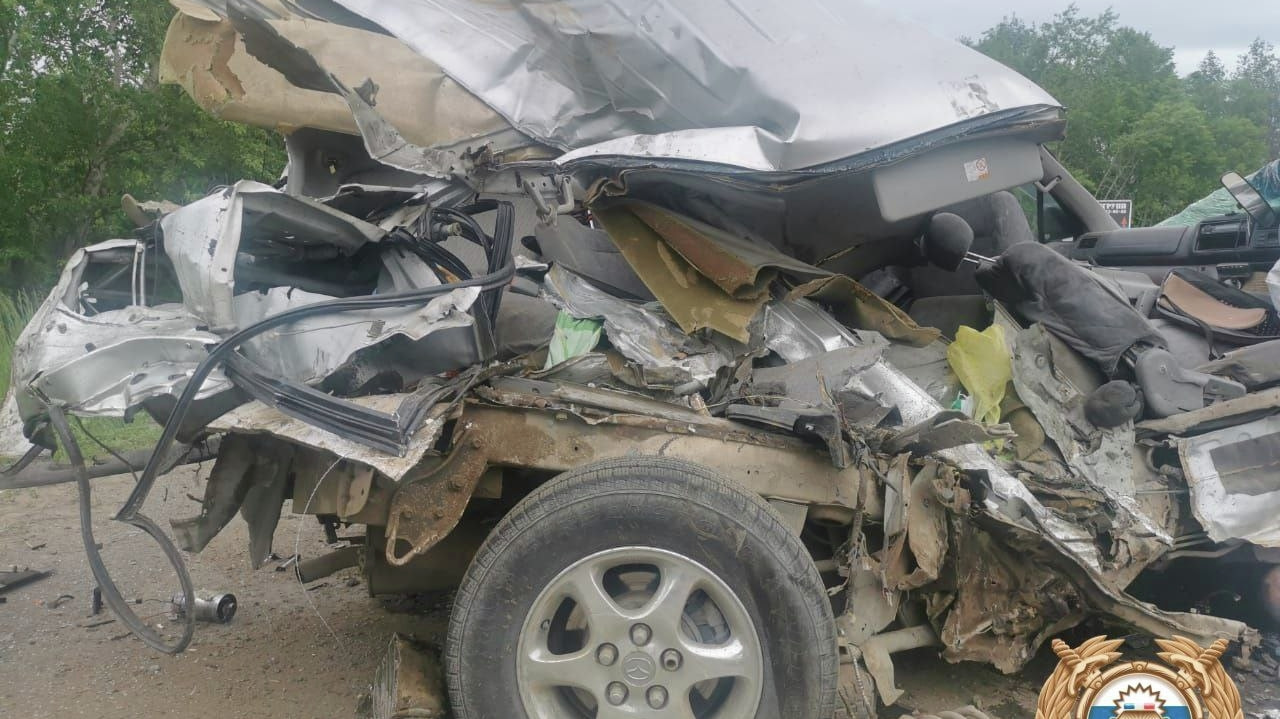 Погиб человек: Mazda Bongo Friendee столкнулась с КАМАЗом на Северном шоссе (ФОТО; ВИДЕО)