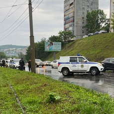 Во Владивостоке разыскивают водителя Toyota Cresta, въехавшего в патрульную машину ППС