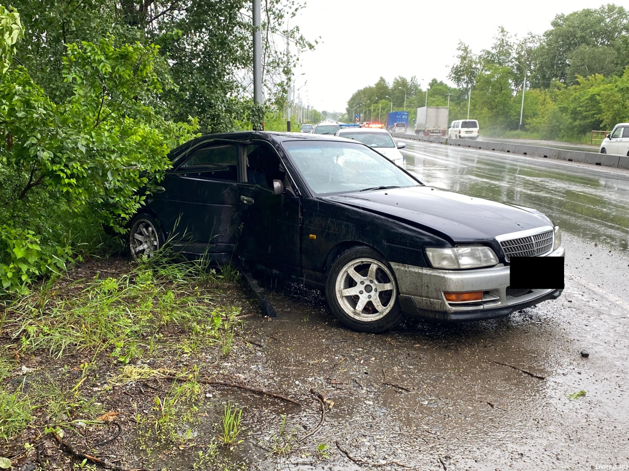 Nissan Laurel врезался в столб на проспекте (ФОТО) — Новости Хабаровска