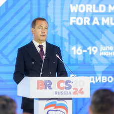 Дмитрий Медведев и представители 32 государств приехали на международный форум во Владивосток