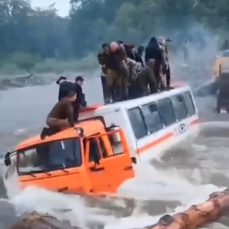 В Приморье вахтовый автомобиль с пассажирами застрял в реке – проводится проверка 