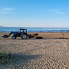 Пляж на Шаморе чистят от мусора, камней, ракушек и водорослей