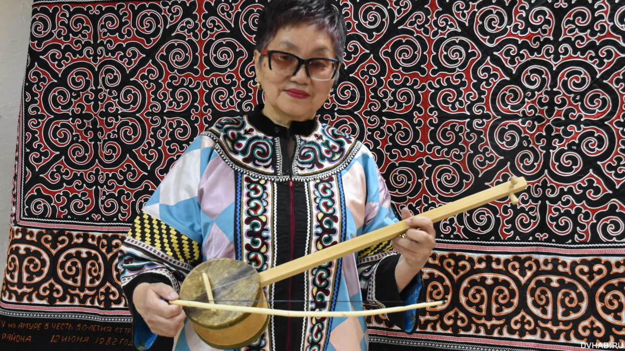 Мастерица сыграла на редких нанайских инструментах в честь своего юбилея (ФОТО; ВИДЕО)