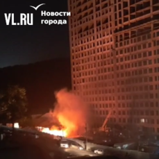 Ночью во Владивостоке пожарные машины не смогли проехать на вызов через запаркованный Зелёный Бульвар 