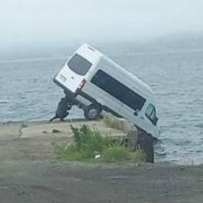 Прокуратура ищет пассажиров микроавтобуса, который чуть не упал в воду с пирса в Зарубино