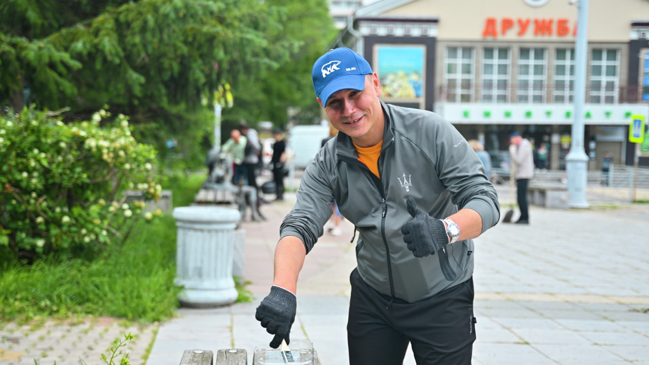 Закатав рукава: чиновников свезли на уборку Амурского бульвара (ФОТО; ВИДЕО)