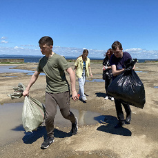Почти 1,5 тонны мусора собрали студенты на побережьях на Второй Речке и Моргородке 