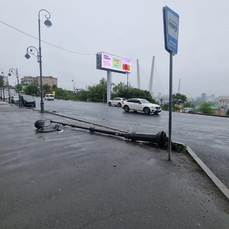 С автобусной остановки на Суханова убрали поваленный после ДТП фонарный столб