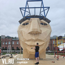 Арт-объект в виде головы, сцена и ограждения на входе: набережную Цесаревича застраивают площадками ко Дню молодежи 