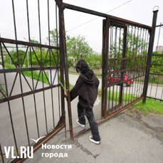 Дворы школ Владивостока закроют с августа для пешеходов из-за «антитеррора» – альтернативные пути есть не везде 