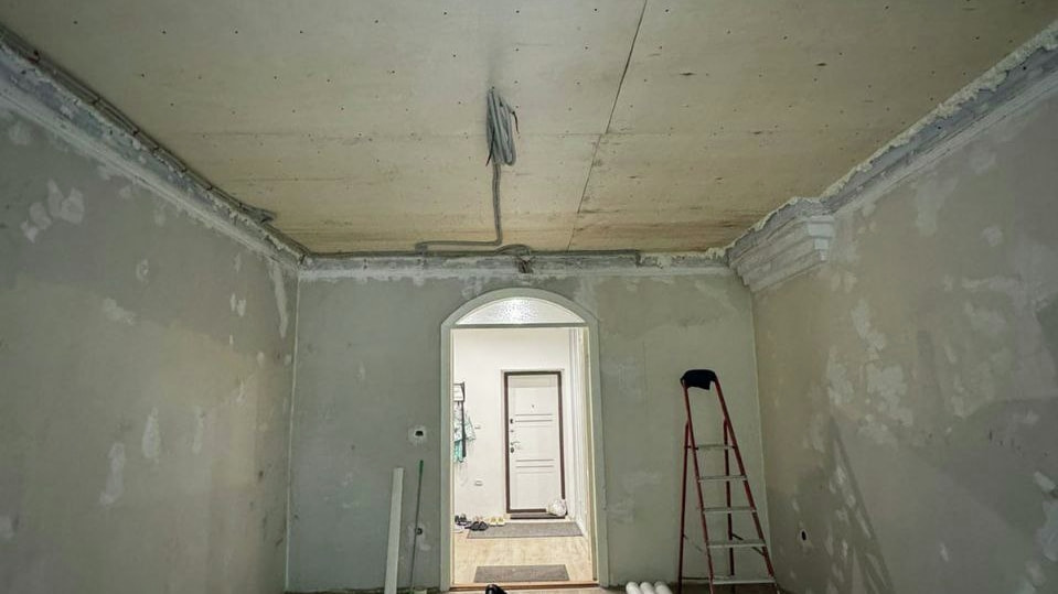 Ремонт в квартире без потолка провели после вмешательства прокуратуры