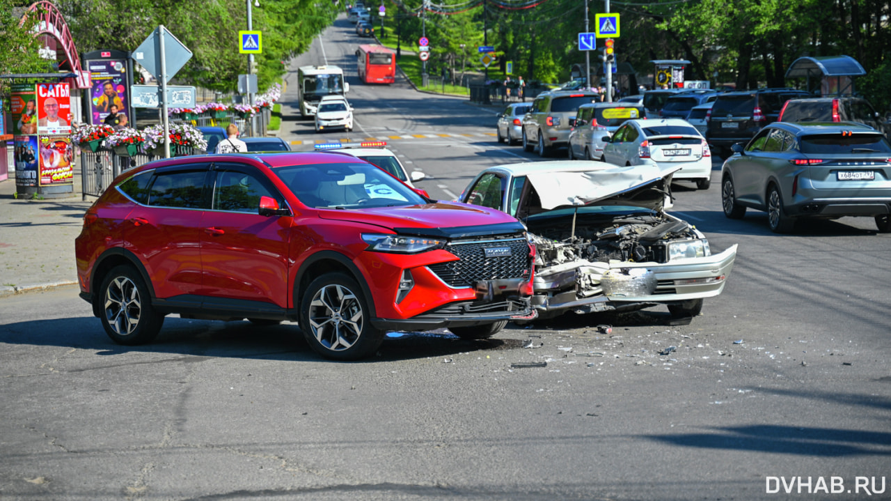 HAVAL и Toyota Crown столкнулись на Тургенева (ФОТО)