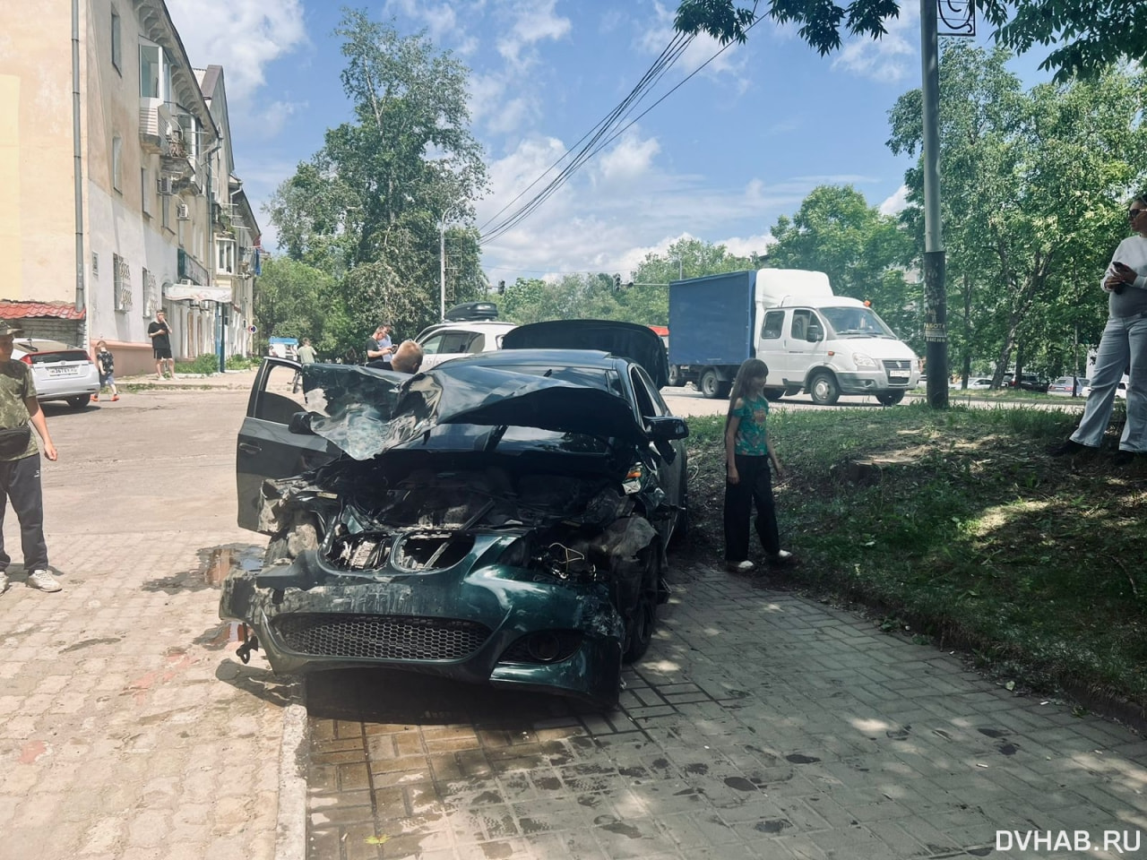 Только купил машину: на тротуар вылетел BMW после четверного ДТП (ФОТО) —  Новости Хабаровска