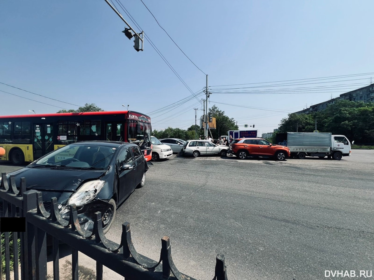 Отказали тормоза: в четыре машины влетел Prius на Большой (ФОТО) — Новости  Хабаровска