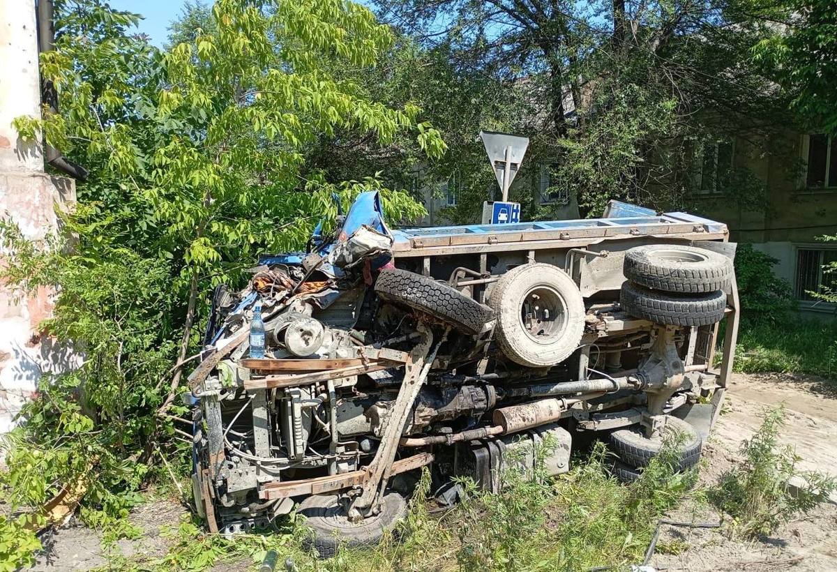 Грузовик вылетел на тротуар, снёс дерево и едва не сбил пешехода в Находке  (ФОТО; ВИДЕО) – Новости Владивостока на VL.ru