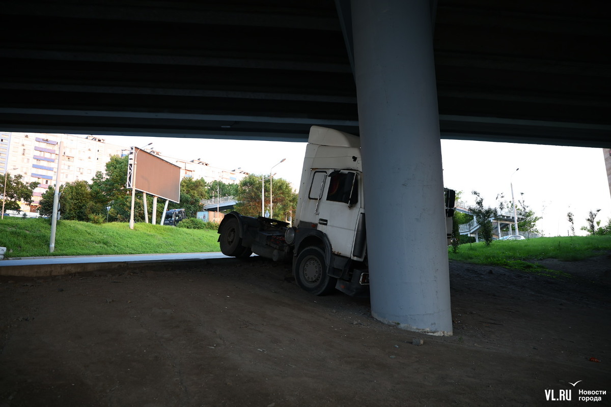 Во Владивостоке тягач врезался в опору Гоголевского моста (ФОТО) – Новости  Владивостока на VL.ru