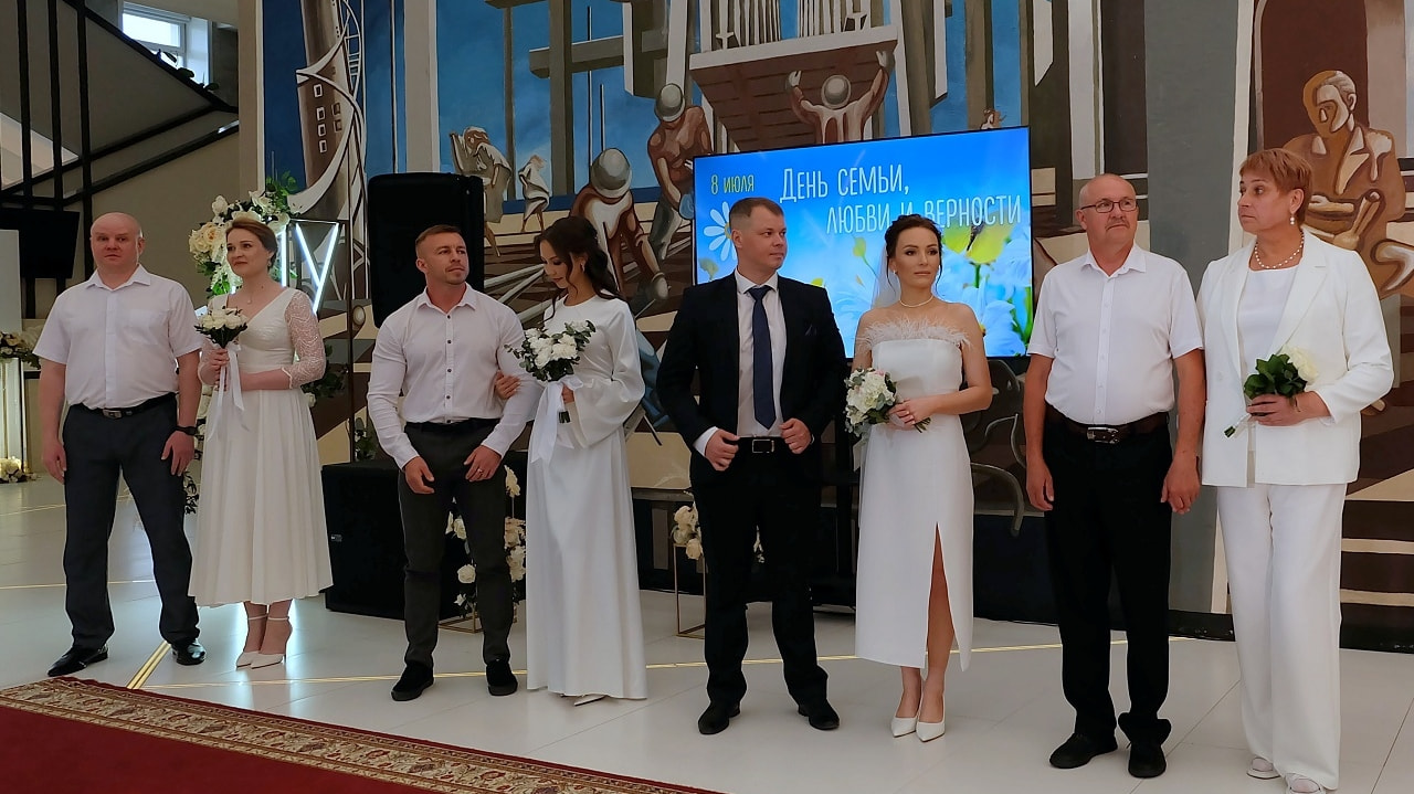 Женитьба в понедельник: массовую регистрацию брака устроили в Комсомольске (ФОТО; ВИДЕО)