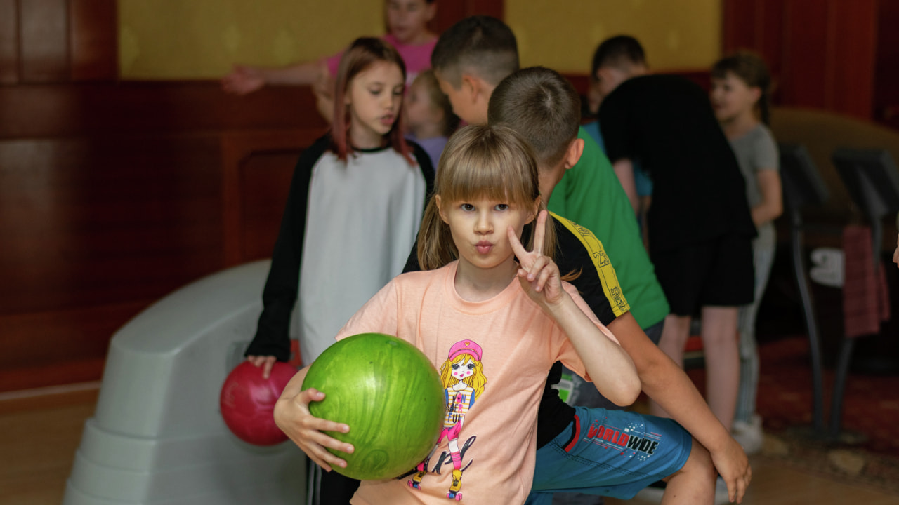 Детей собрали поиграть в боулинг и отдохнуть в хабаровском ТЦ (ФОТО)