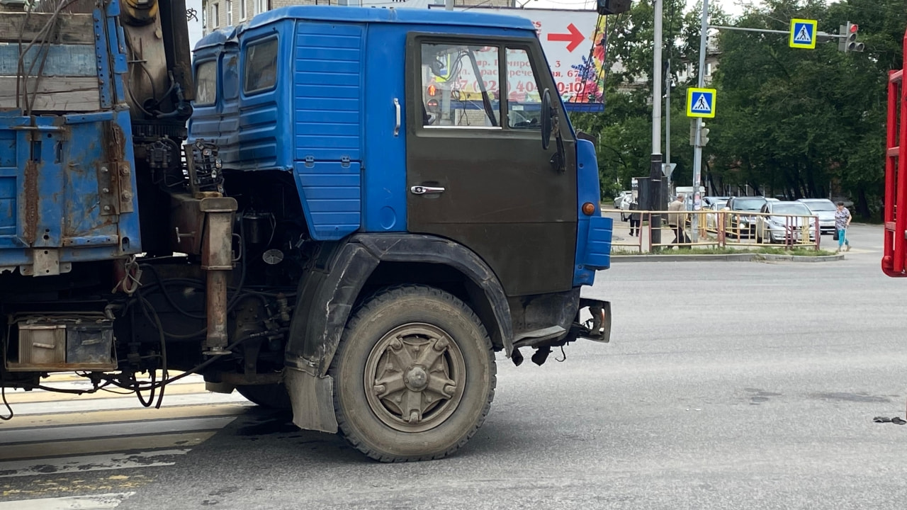 Смело под КамАЗ: странный пешеход погиб на Суворова (ФОТО)