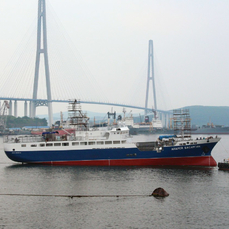 Шестой краболов спустили на воду во Владивостоке