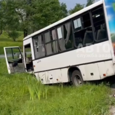 Автобус с пассажирами в Артёме потерял управление и вылетел в кювет – никто не пострадал