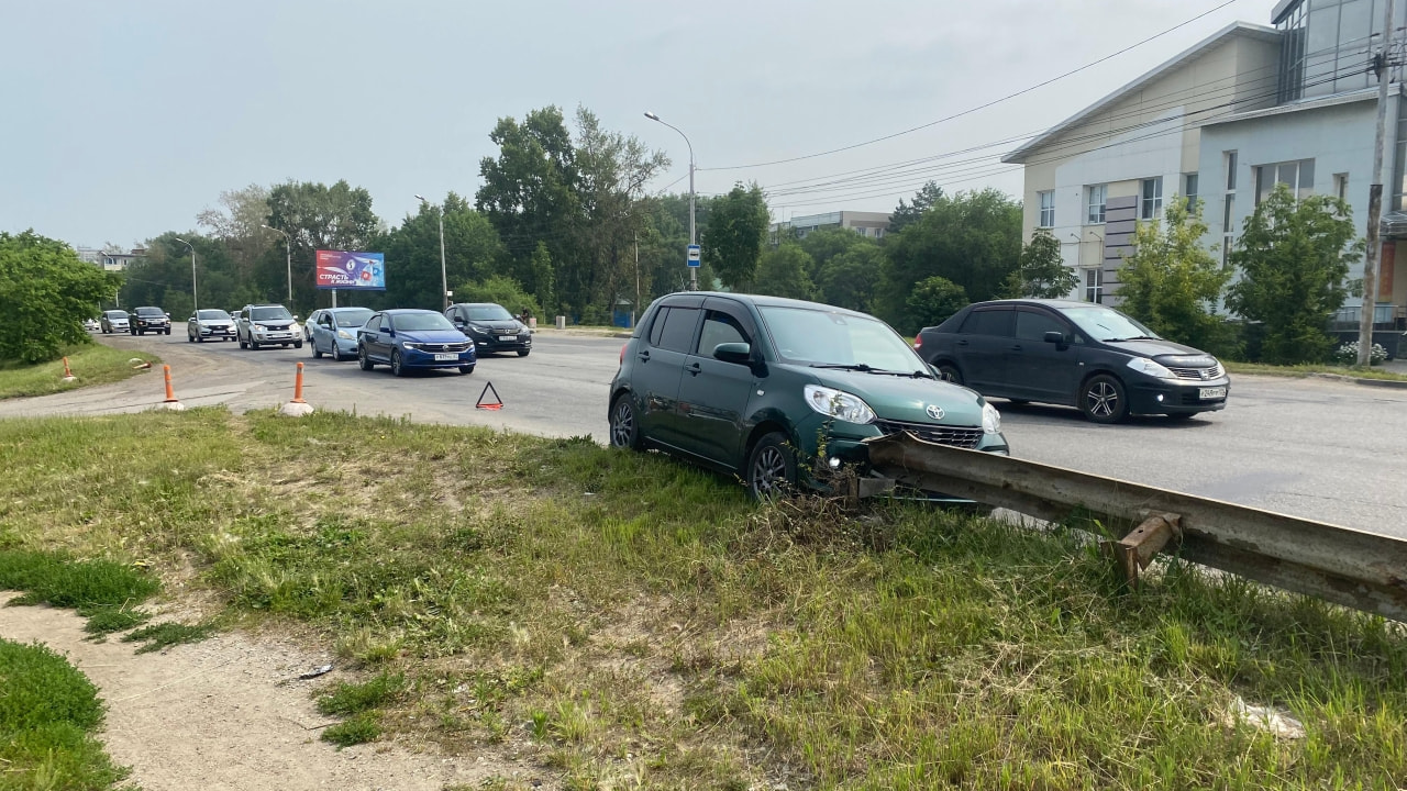 Ехавший по Павла Морозова хабаровчанин внезапно умер за рулем (ФОТО)